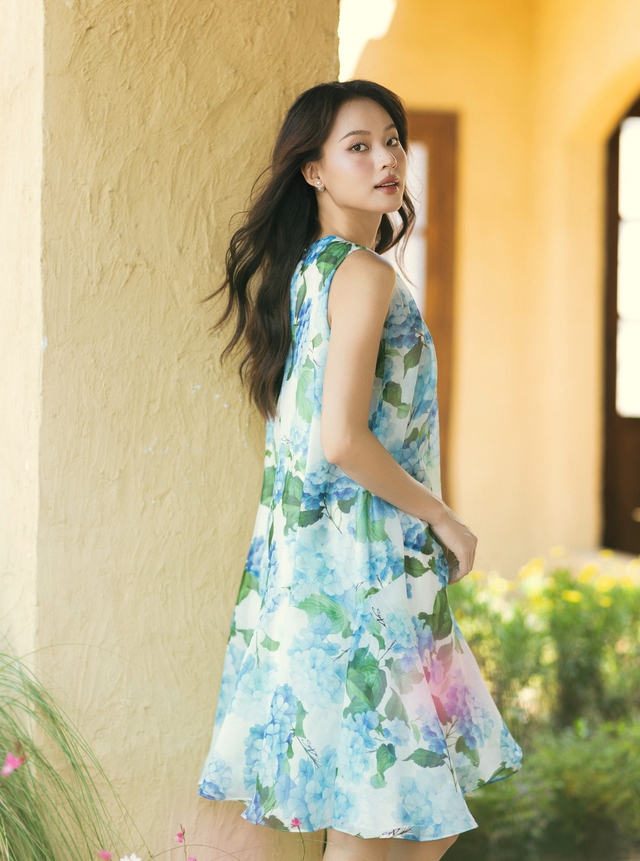Diện váy suông tơ voan mát nhẹ, nàng tận hưởng thảnh thơi ngày nắng- Ảnh 1. Diện váy suông tơ voan mát nhẹ, nàng tận hưởng thảnh thơi ngày nắng- Ảnh 1.