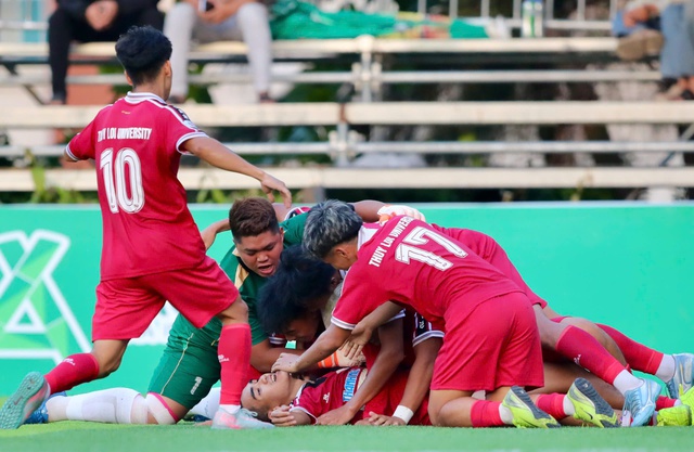 Đội b&oacute;ng Trường ĐH Thủy lợi nhận thưởng hơn 1 tỉ đồng, cầu thủ đ&oacute;n 'mưa' học bổng- Ảnh 3.