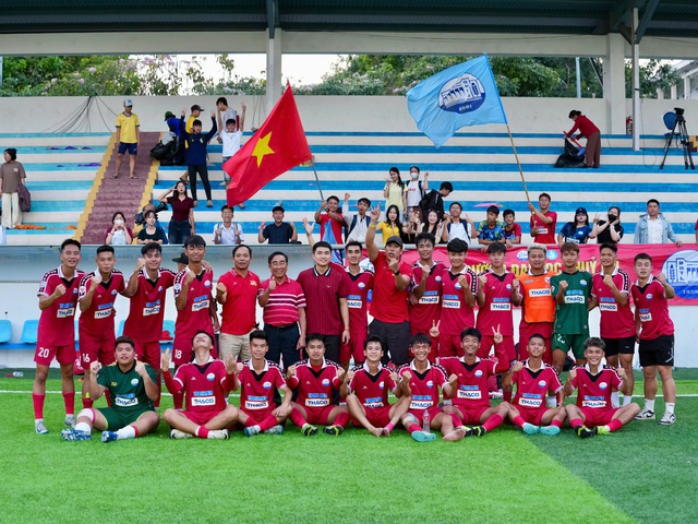 Đội b&oacute;ng Trường ĐH Thủy lợi nhận thưởng hơn 1 tỉ đồng, cầu thủ đ&oacute;n 'mưa' học bổng- Ảnh 4.