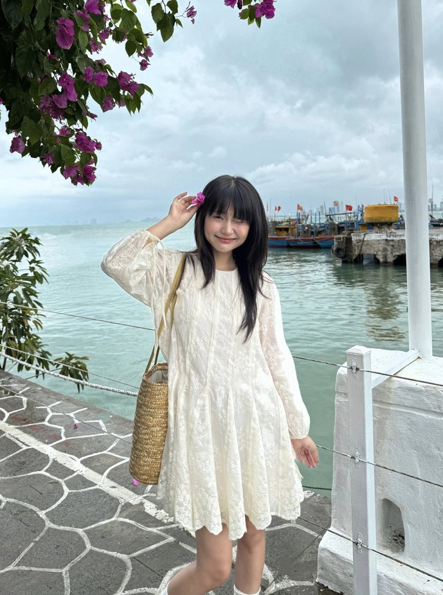 Diện váy suông tơ voan mát nhẹ, nàng tận hưởng thảnh thơi ngày nắng- Ảnh 7. Diện váy suông tơ voan mát nhẹ, nàng tận hưởng thảnh thơi ngày nắng- Ảnh 7.