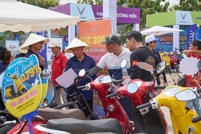 Mỗi giờ tr&ocirc;i qua, VinFast nhận hơn 181 đơn h&agrave;ng, xuất xưởng hơn 125 xe m&aacute;y điện - Ảnh 1.