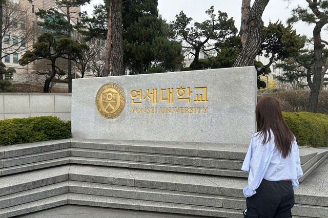 Đại học tốp đầu bị tố 'mua' bài báo khoa học để leo bảng xếp hạng - Ảnh 2.