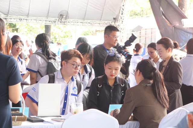 Nhiều việc l&agrave;m c&oacute; mức thu nhập hơn 30 triệu đồng/th&aacute;ng đang chờ người lao động  - Ảnh 1.