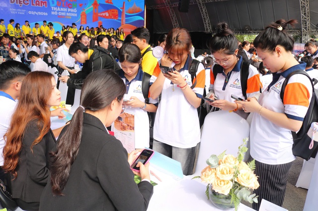 Nhiều việc l&agrave;m c&oacute; mức thu nhập hơn 30 triệu đồng/th&aacute;ng đang chờ người lao động  - Ảnh 2.