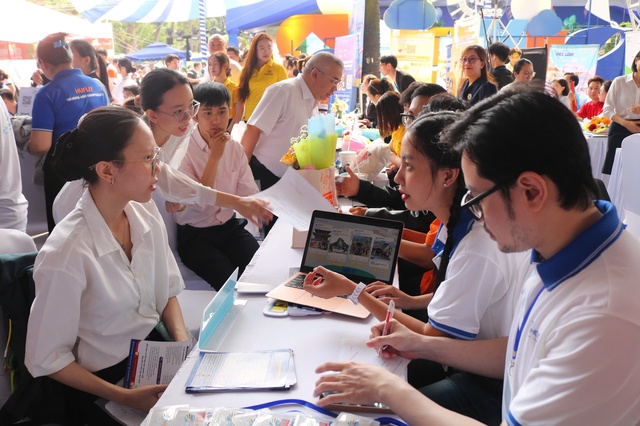 Nhiều việc l&agrave;m c&oacute; mức thu nhập hơn 30 triệu đồng/th&aacute;ng đang chờ người lao động  - Ảnh 3.