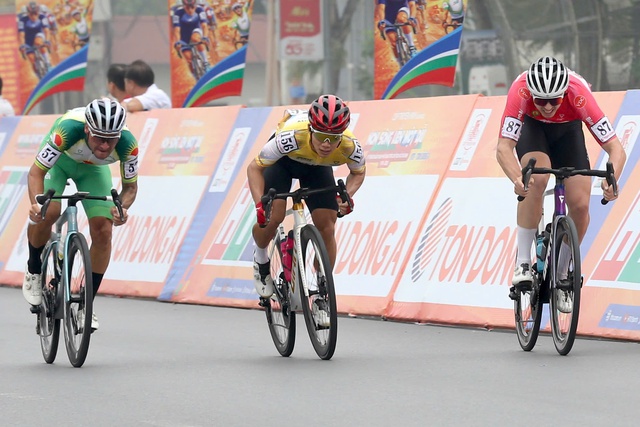 Cua rơ Qu&acirc;n khu 7 tạo bất ngờ ở khai m&agrave;n C&uacute;p xe đạp truyền h&igrave;nh TP.HCM - Ảnh 1.