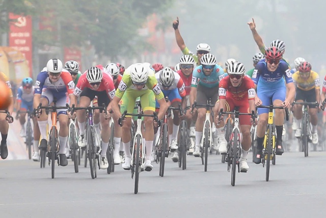 Cua rơ Qu&acirc;n khu 7 tạo bất ngờ ở khai m&agrave;n C&uacute;p xe đạp truyền h&igrave;nh TP.HCM - Ảnh 2.