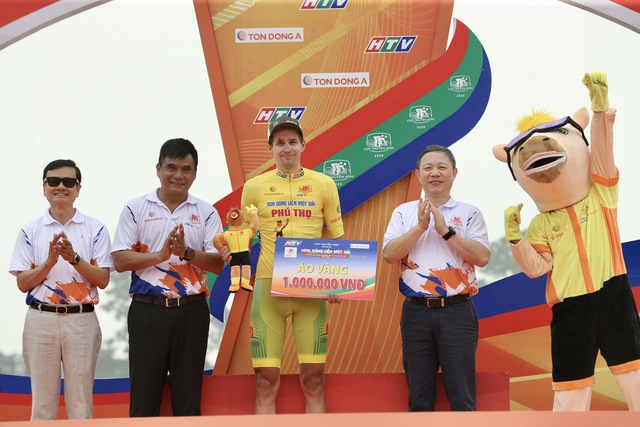 Cua rơ Qu&acirc;n khu 7 tạo bất ngờ ở khai m&agrave;n C&uacute;p xe đạp truyền h&igrave;nh TP.HCM - Ảnh 4.