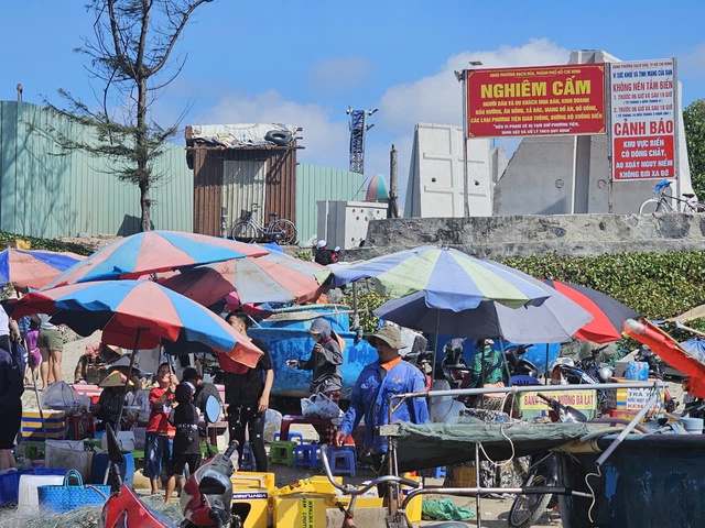 Chợ hải sản tự ph&aacute;t tại biển Long Cung g&acirc;y &ocirc; nhiễm m&ocirc;i trường nghi&ecirc;m trọng - Ảnh 1.