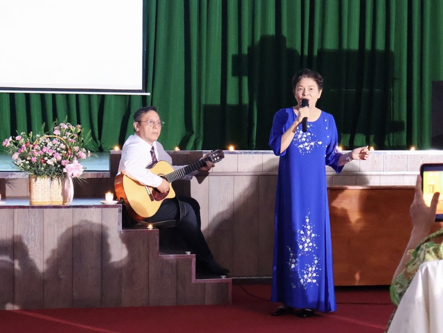 Nghe b&aacute;c sĩ h&aacute;t giữa bệnh viện, bệnh nh&acirc;n tai biến n&oacute;i: 'T&ocirc;i thấy ấm l&ograve;ng qu&aacute;' - Ảnh 2.