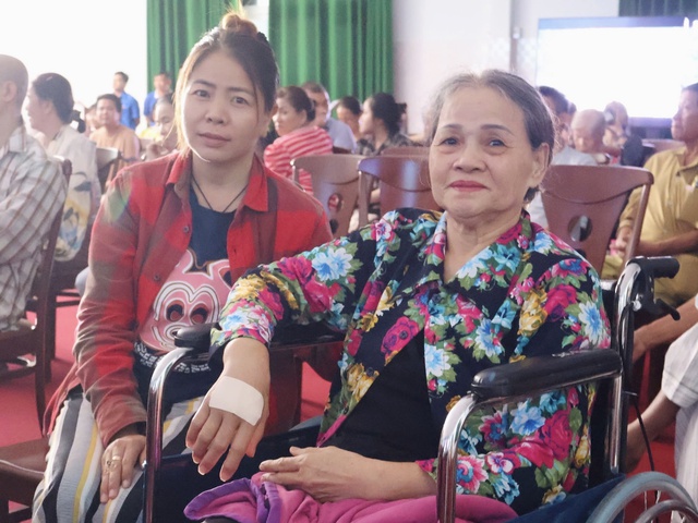 Nghe b&aacute;c sĩ h&aacute;t giữa bệnh viện, bệnh nh&acirc;n tai biến n&oacute;i: 'T&ocirc;i thấy ấm l&ograve;ng qu&aacute;' - Ảnh 3.