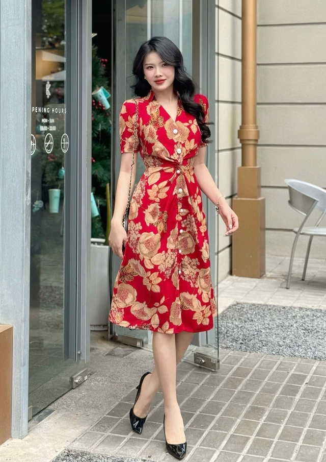 Hè này rực rỡ cùng những chiếc váy đỏ họa tiết- Ảnh 2.