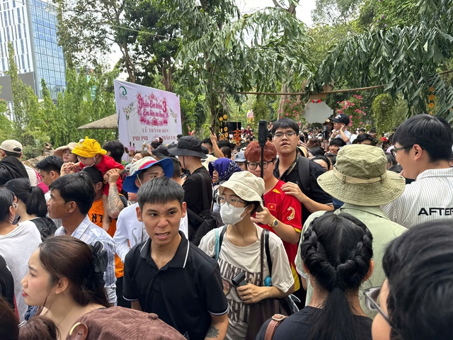 Kh&aacute;ch du lịch đổ về Thảo Cầm Vi&ecirc;n dự 'đ&aacute;m cưới hươu cao cổ' - Ảnh 9.