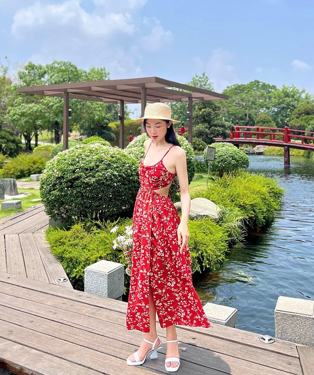 Hè này rực rỡ cùng những chiếc váy đỏ họa tiết- Ảnh 4.