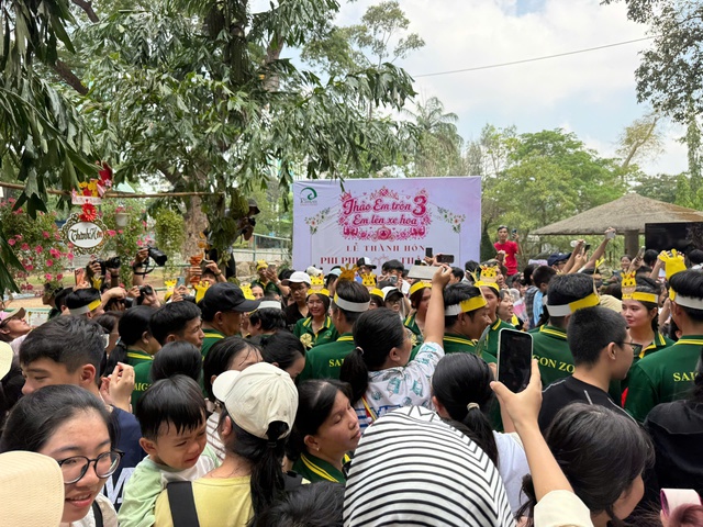 Kh&aacute;ch du lịch đổ về Thảo Cầm Vi&ecirc;n dự 'đ&aacute;m cưới hươu cao cổ' - Ảnh 7.