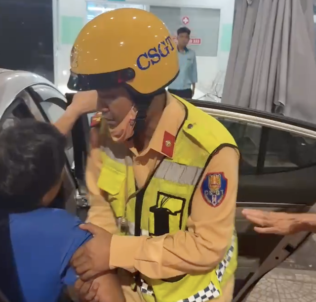 CSGT Đ&agrave; Nẵng chạy đua từng ph&uacute;t, gi&agrave;nh lại 'giờ v&agrave;ng' cho bệnh nh&acirc;n nguy kịch- Ảnh 2.