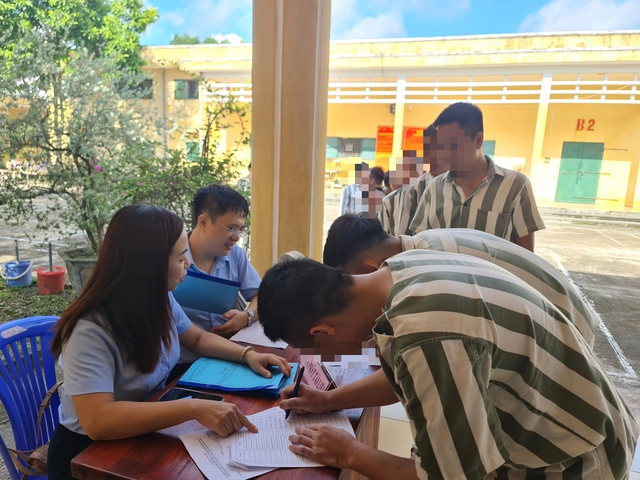 Bộ C&ocirc;ng an đề xuất tăng khẩu phần ăn cho 90.000 người bị giam giữ- Ảnh 1.