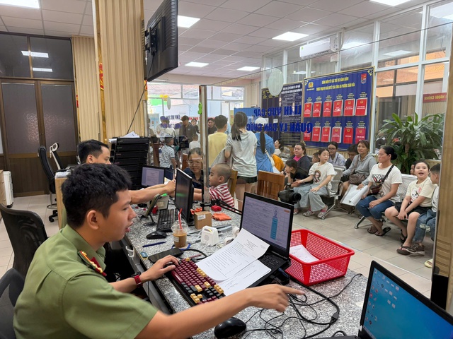 TP.HCM: 59 điểm l&agrave;m việc xuy&ecirc;n lễ cấp thẻ căn cước cho học sinh cuối cấp - Ảnh 1.