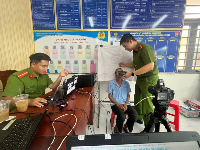 TP.HCM: 59 điểm l&agrave;m việc xuy&ecirc;n lễ cấp thẻ căn cước cho học sinh cuối cấp - Ảnh 2.