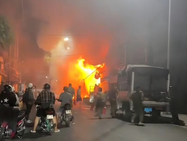  Vựa phế liệu bốc cháy dữ dội trong đêm, 2 nhà dân bị ảnh hưởng - Ảnh 1.