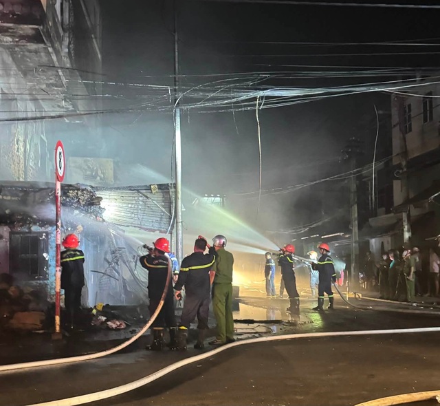  Vựa phế liệu bốc cháy dữ dội trong đêm, 2 nhà dân bị ảnh hưởng - Ảnh 2.