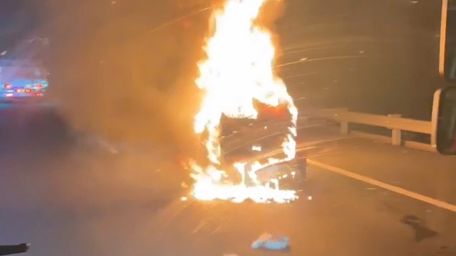 Xe 5 chỗ đang chạy bất ngờ ph&aacute;t hỏa tr&ecirc;n cao tốc TP.HCM - Trung Lương- Ảnh 1.