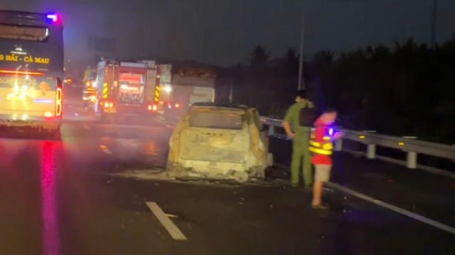 Xe 5 chỗ đang chạy bất ngờ ph&aacute;t hỏa tr&ecirc;n cao tốc TP.HCM - Trung Lương- Ảnh 2.