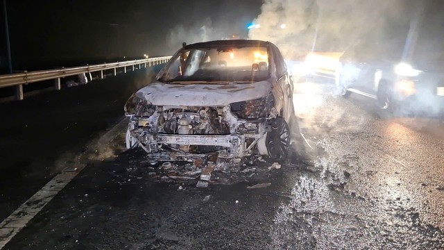 Xe 5 chỗ đang chạy bất ngờ ph&aacute;t hỏa tr&ecirc;n cao tốc TP.HCM - Trung Lương- Ảnh 3.