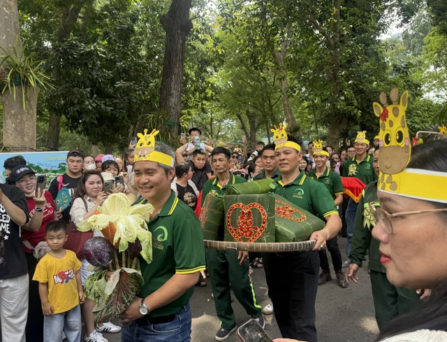 Kh&aacute;ch du lịch đổ về Thảo Cầm Vi&ecirc;n dự 'đ&aacute;m cưới hươu cao cổ' - Ảnh 2.