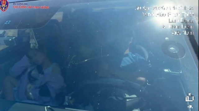 CSGT hỗ trợ t&agrave;i xế buồn ngủ tr&ecirc;n cao tốc Vĩnh Hảo - Phan Thiết - Ảnh 2.