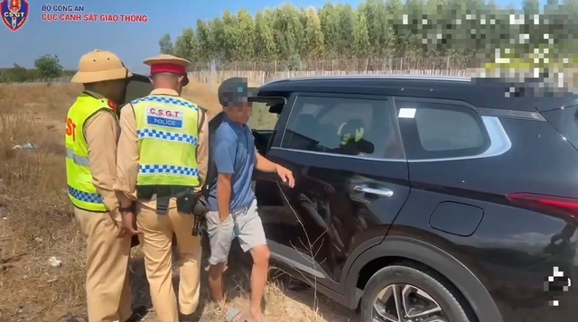 CSGT hỗ trợ t&agrave;i xế buồn ngủ tr&ecirc;n cao tốc Vĩnh Hảo - Phan Thiết - Ảnh 1.