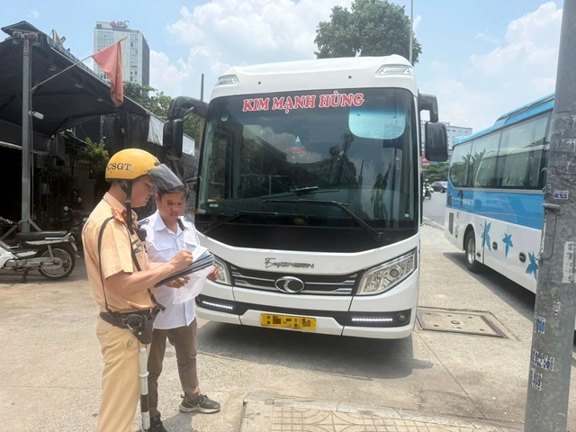 CSGT TP.HCM xử l&yacute; nhiều xe kh&aacute;ch đ&oacute;n trả sai quy định dịp lễ - Ảnh 2.
