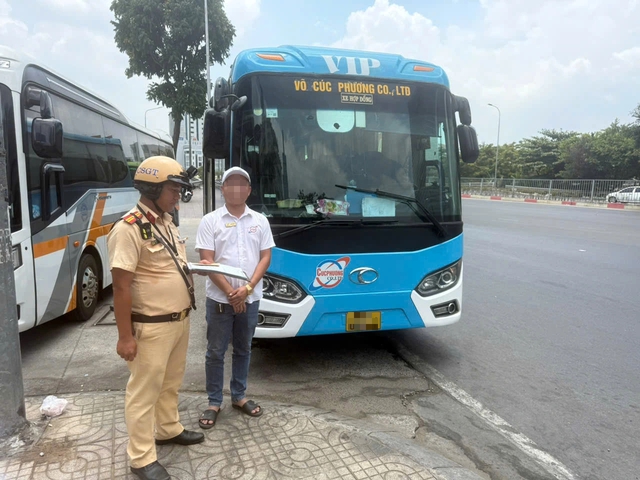 CSGT TP.HCM xử l&yacute; nhiều xe kh&aacute;ch đ&oacute;n trả sai quy định dịp lễ - Ảnh 1.