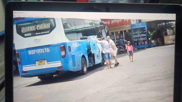 CSGT TP.HCM xử l&yacute; nhiều xe kh&aacute;ch đ&oacute;n trả sai quy định dịp lễ - Ảnh 3.