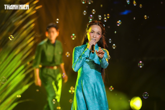Đan Trường, V&otilde; Hạ Tr&acirc;m h&aacute;t mừng Ng&agrave;y thống nhất đất nước giữa h&agrave;ng ng&agrave;n kh&aacute;n giả- Ảnh 6.