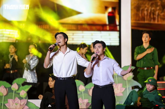 Đan Trường, V&otilde; Hạ Tr&acirc;m h&aacute;t mừng Ng&agrave;y thống nhất đất nước giữa h&agrave;ng ng&agrave;n kh&aacute;n giả- Ảnh 2.