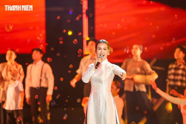 Đan Trường, V&otilde; Hạ Tr&acirc;m h&aacute;t mừng Ng&agrave;y thống nhất đất nước giữa h&agrave;ng ng&agrave;n kh&aacute;n giả- Ảnh 4.