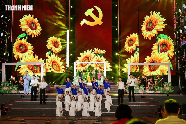 Đan Trường, V&otilde; Hạ Tr&acirc;m h&aacute;t mừng Ng&agrave;y thống nhất đất nước giữa h&agrave;ng ng&agrave;n kh&aacute;n giả- Ảnh 3.