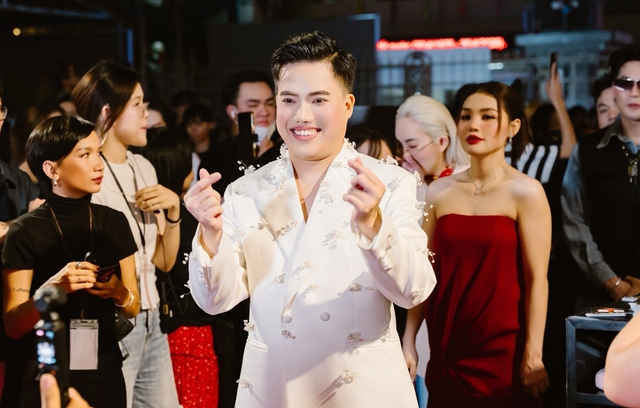 Diễn vi&ecirc;n bị đồn 'b&oacute;ng' v&igrave; chuy&ecirc;n giả g&aacute;i, sống hạnh ph&uacute;c b&ecirc;n vợ v&agrave; 5 con- Ảnh 1.