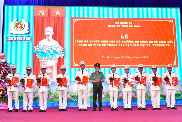  114 sĩ quan C&ocirc;ng an C&agrave; Mau được thăng cấp h&agrave;m   - Ảnh 1.