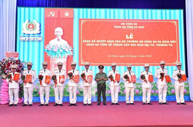  114 sĩ quan C&ocirc;ng an C&agrave; Mau được thăng cấp h&agrave;m   - Ảnh 2.