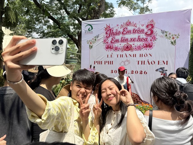 Kh&aacute;ch du lịch đổ về Thảo Cầm Vi&ecirc;n dự 'đ&aacute;m cưới hươu cao cổ' - Ảnh 5.