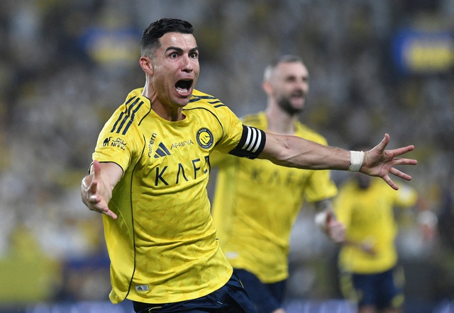 Ronaldo đ&aacute;p trả cực gắt CĐV đối phương, c&aacute;ch chức v&ocirc; địch 2 chiến thắng nữa- Ảnh 1.