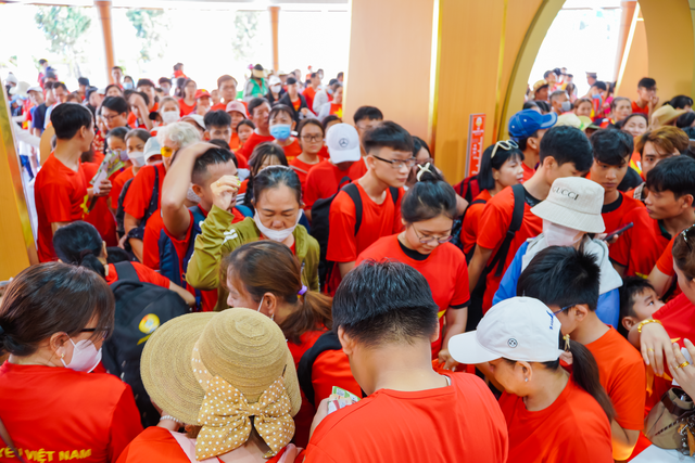 Kh&aacute;ch du lịch diện &aacute;o cờ đỏ sao v&agrave;ng đổ về Suối Ti&ecirc;n dịp 30.4- Ảnh 5.