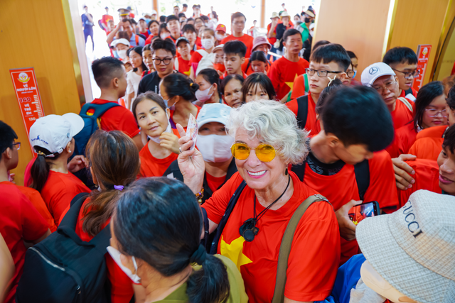 Kh&aacute;ch du lịch diện &aacute;o cờ đỏ sao v&agrave;ng đổ về Suối Ti&ecirc;n dịp 30.4- Ảnh 6.