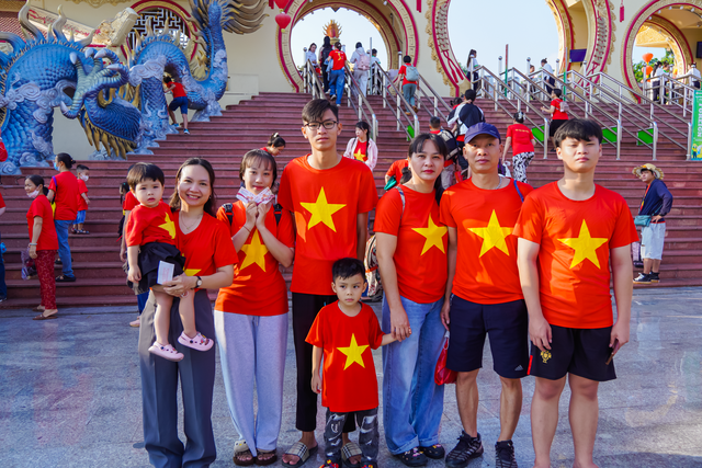 Kh&aacute;ch du lịch diện &aacute;o cờ đỏ sao v&agrave;ng đổ về Suối Ti&ecirc;n dịp 30.4- Ảnh 4.