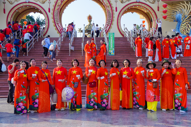 Kh&aacute;ch du lịch diện &aacute;o cờ đỏ sao v&agrave;ng đổ về Suối Ti&ecirc;n dịp 30.4- Ảnh 3.