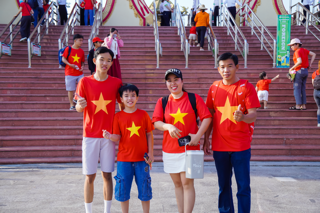 Kh&aacute;ch du lịch diện &aacute;o cờ đỏ sao v&agrave;ng đổ về Suối Ti&ecirc;n dịp 30.4- Ảnh 2.