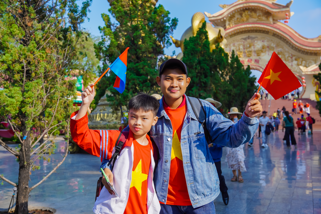 Kh&aacute;ch du lịch diện &aacute;o cờ đỏ sao v&agrave;ng đổ về Suối Ti&ecirc;n dịp 30.4- Ảnh 1.