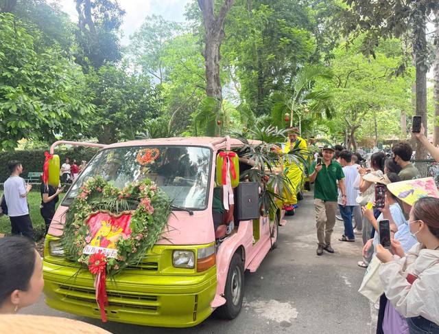 Kh&aacute;ch du lịch đổ về Thảo Cầm Vi&ecirc;n dự 'đ&aacute;m cưới hươu cao cổ' - Ảnh 1.